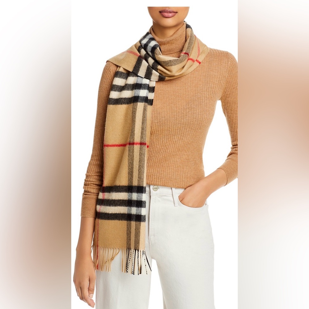 Burberry AUTHENTIC Beige and Black Checkered cashmere Scarf⭐️ - Picture 2 of 16